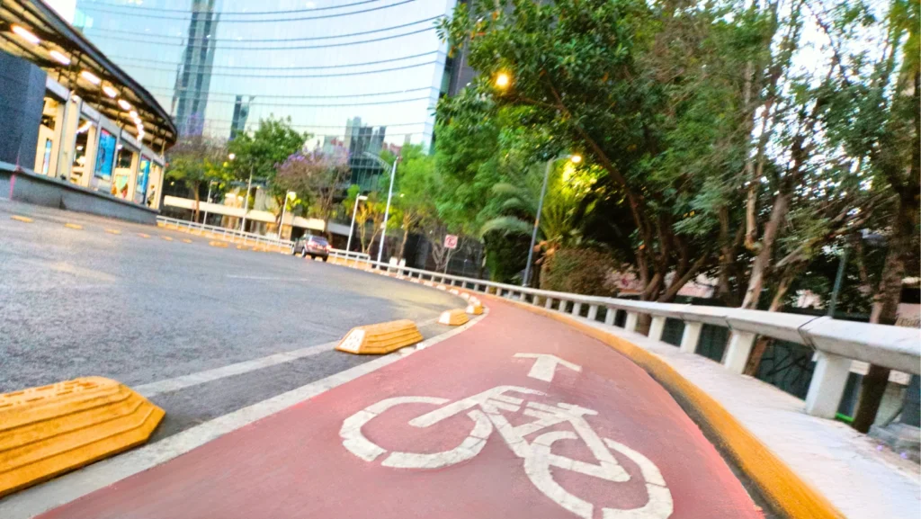 diferencia entre ciclovía y bicisenda